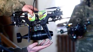 Un soldado ucraniano de la 1.ª Brigada de Tanques Independiente sostiene un dron con una granada acoplada, cerca del frente de Vuhledar, en la región de Donetsk, Ucrania.