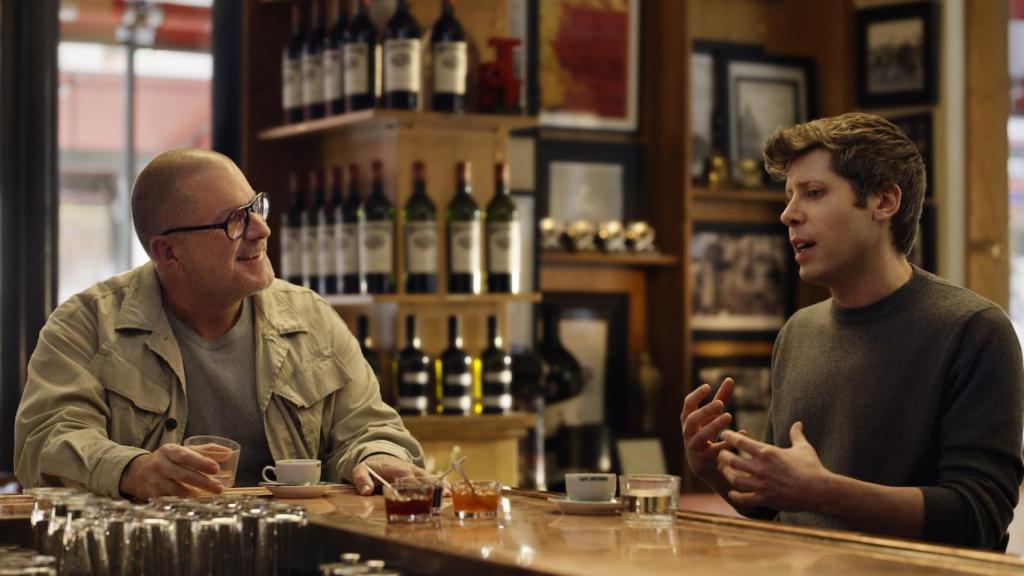 Jony Ive (a la izquierda) y Sam Altman (a la derecha).