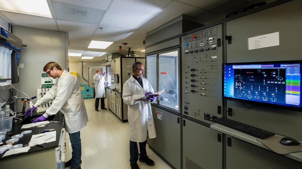 Nathan Fairbanks, Jon Pierce y Rama Venkatasubramanian (de izq. a dcha.) en el laboratorio del APL