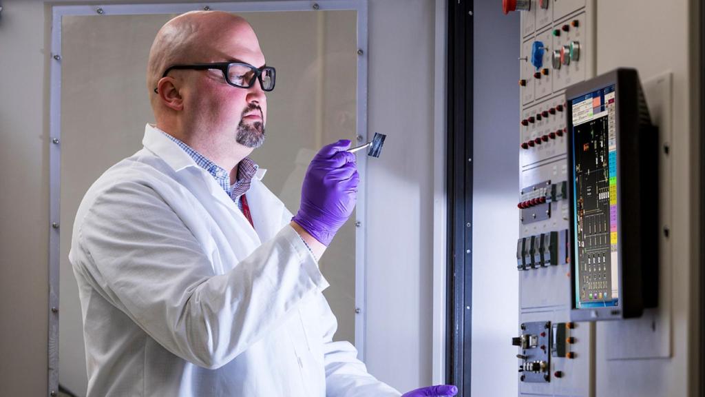 Jon Pierce, ingeniero del APL, examinando una de las finas películas que permiten una refrigeración más eficiente