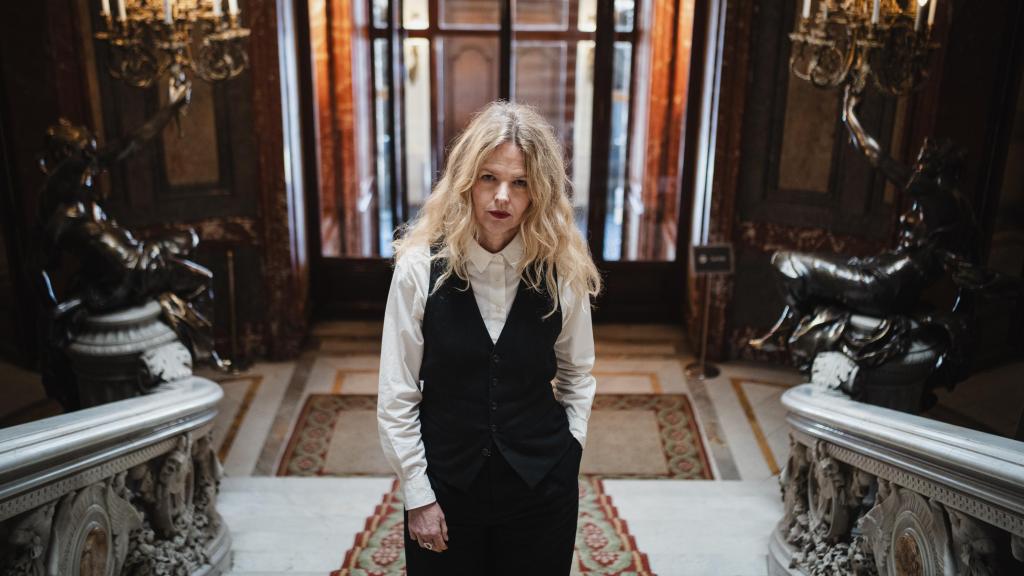 La cantautora madrileña Christina Rosenvinge durante la entrevista con EL ESPAÑOL.