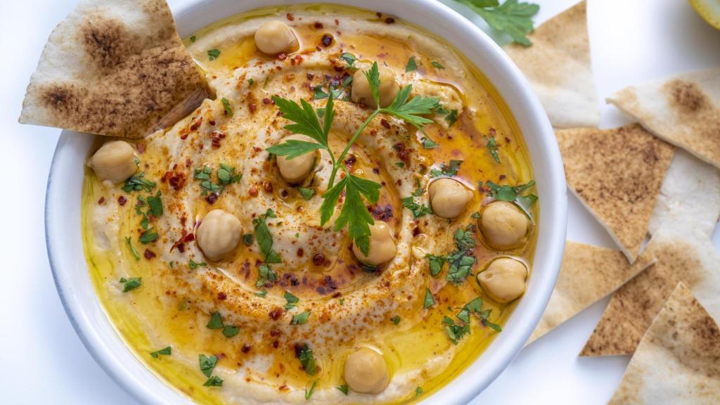 'Nachos' de pan de pita con hummus.