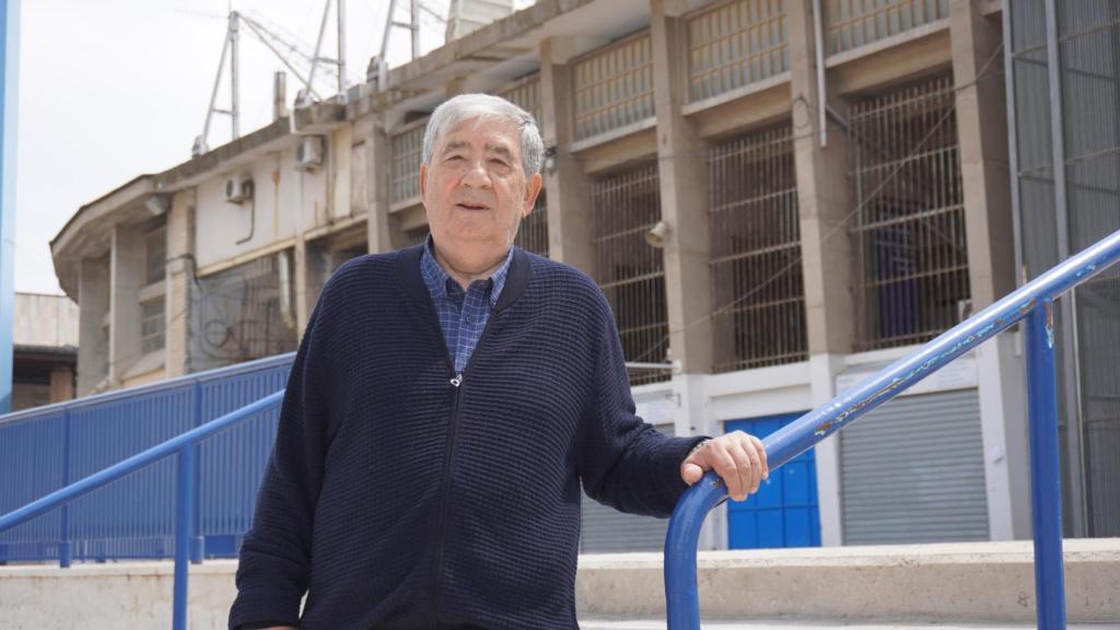 Manolo Nieves en el exterior de La Romareda.