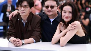 El director chino Bi Gan, en el centro, junto a los interpretes de 'Resurrection', Jackson Yee y Shu Qi, en Cannes. Foto: EFE/EPA/CLEMENS BILAN