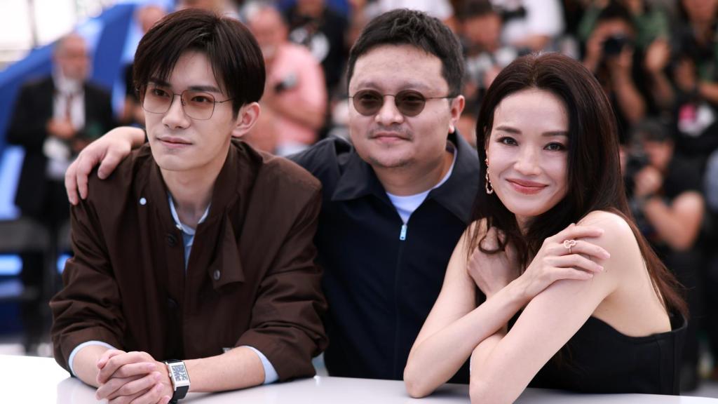 El director chino Bi Gan, en el centro, junto a los interpretes de 'Resurrection', Jackson Yee y Shu Qi, en Cannes. Foto: EFE/EPA/CLEMENS BILAN