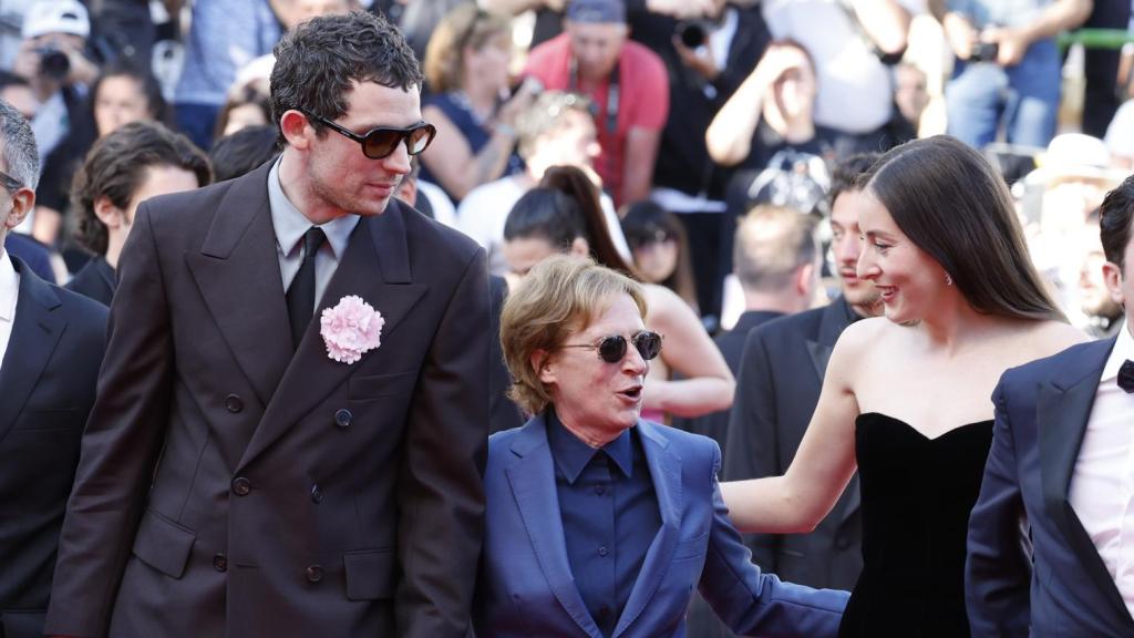 Josh O'Connor, Kelly Reichardt y Alana Haim, en Cannes. Foto: EFE/EPA/GUILLAUME HORCAJUELO