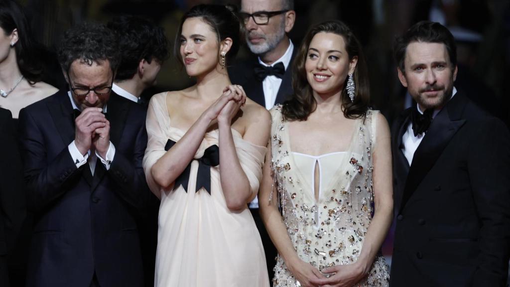 Ethan Coen, Margaret Qualley, Aubrey Plaza y  Charlie Day, en la presentación de la película en Cannes. Foto:  EFE/EPA/GUILLAUME HORCAJUELO