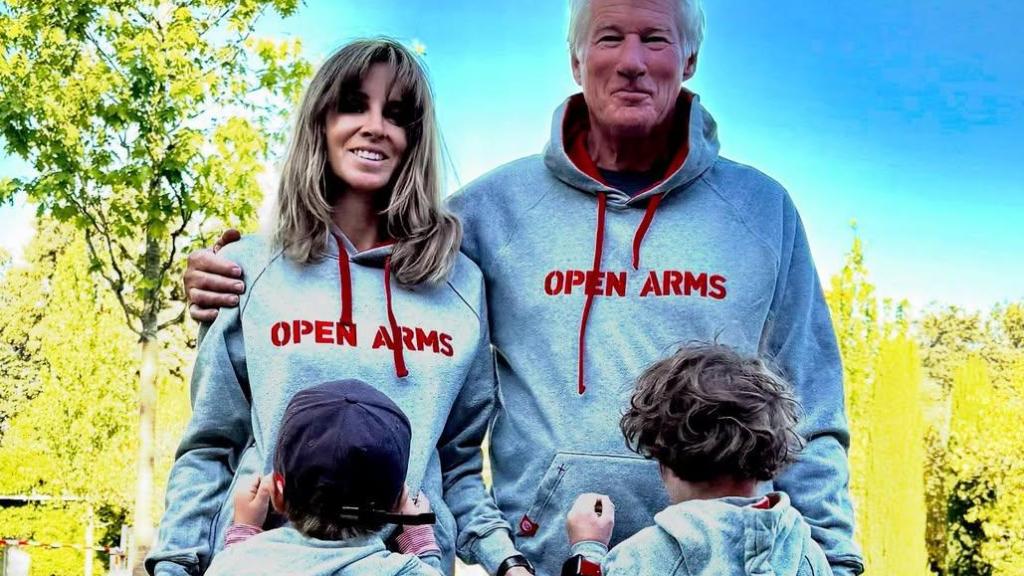 Richard Gere y Alejandra Silva, con sus hijos en una imagen de las redes sociales.