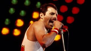 Freddie Mercury, en un concierto en el Milton Keynes Bowl, en 1982.