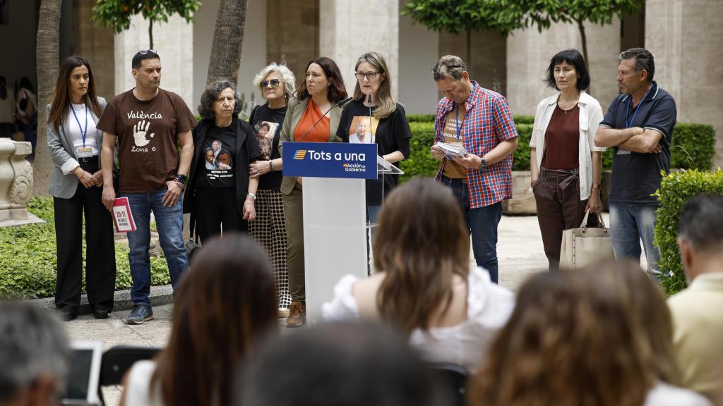 Representantes de las tres asociaciones de víctimas de la dana del 29 de octubre realizan declaraciones tras la reunión mantenida este jueves con el presidente del Gobierno, Pedro Sánchez. Efe /cBiel Aliño