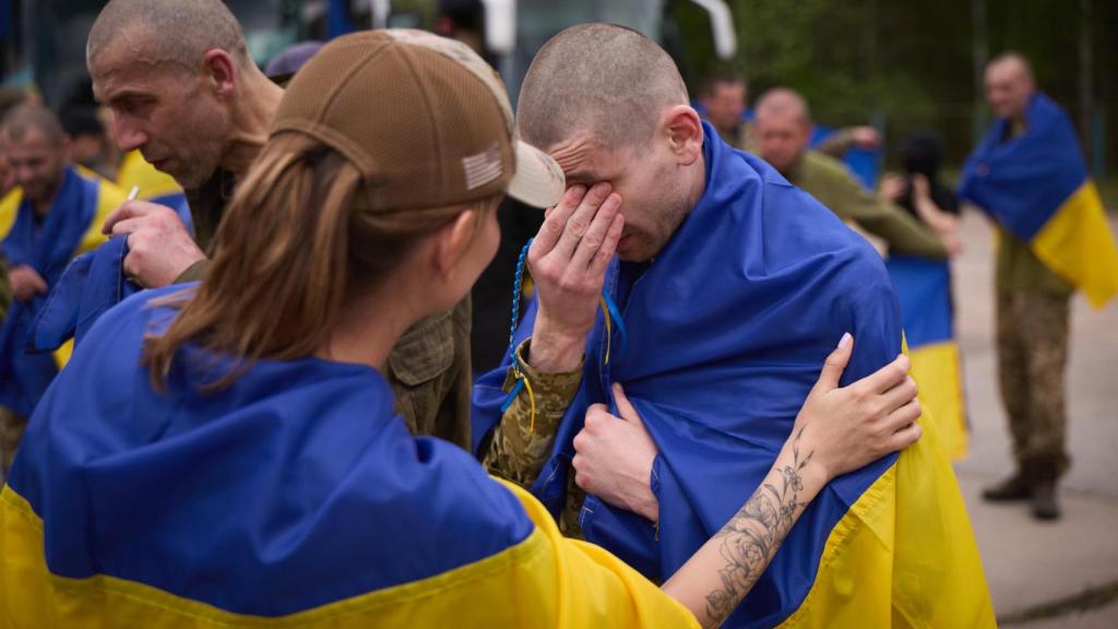Prisioneros ucranianos regresan a su país.