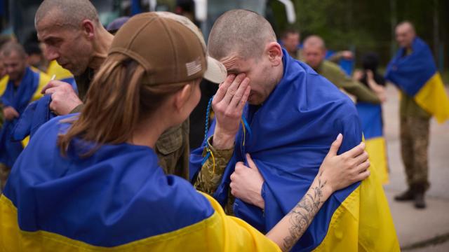 Prisioneros ucranianos regresan a su país.