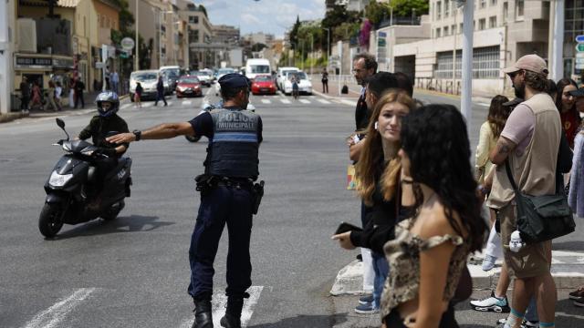 Un policía dirige el tráfico tras un apagón en Cannes, Francia, el 24 de mayo de 2025.