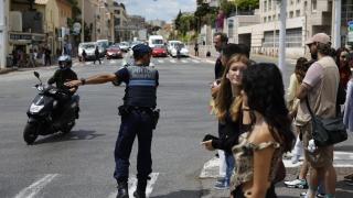 Un policía dirige el tráfico tras un apagón en Cannes, Francia, el 24 de mayo de 2025.