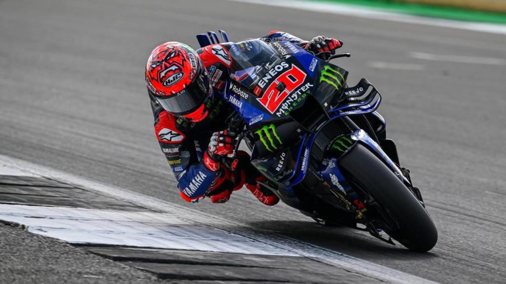 Fabio Quartararo traza un viraje con su Yamaha YZR-M1, en el circuito de Silverstone.