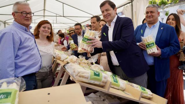 El presidente de la Junta de Castilla y León, Alfonso Fernández Mañueco, inaugura la 41ª Feria de Exaltación del Espárrago y de la Artesanía de Tudela de Duero. También asiste al acto el presidente de la Diputación de Valladolid, Conrado Íscar.
