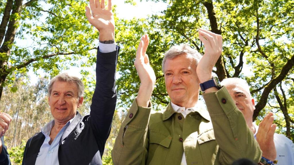 El presidente del Partido Popular, Alberto Núñez Feijóo (i) y el presidente de la Xunta de Galicia, Alfonso Rueda (d), durante la romería de este domingo en O Pino (Galicia).