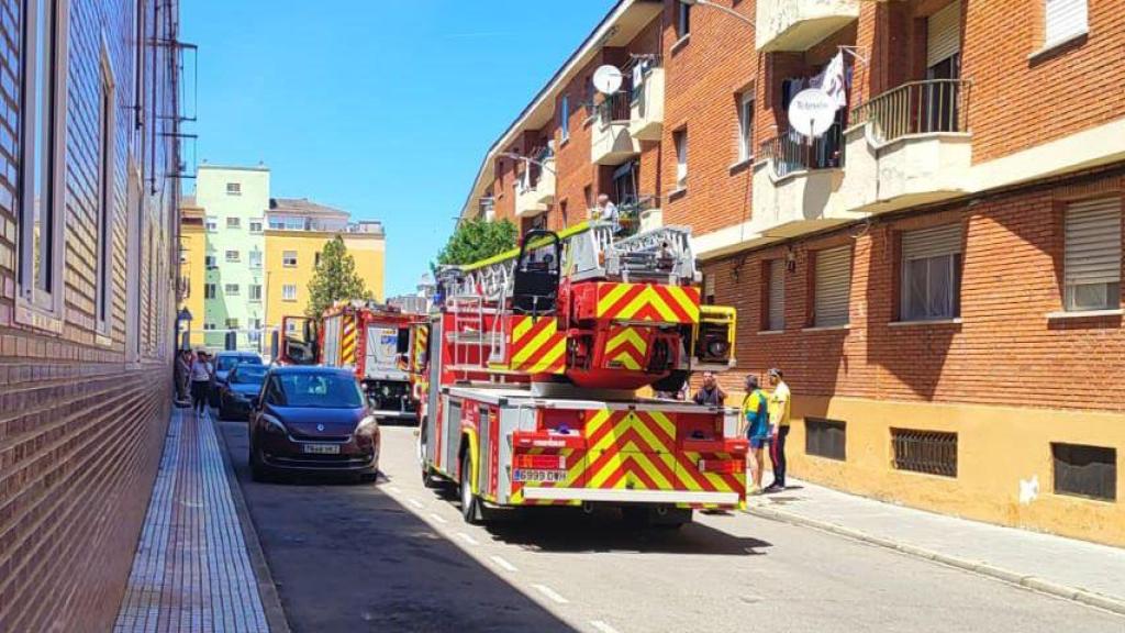 Imagen de los bomberos en la calle Norte de Santa Marta, donde se ha producido un incendio