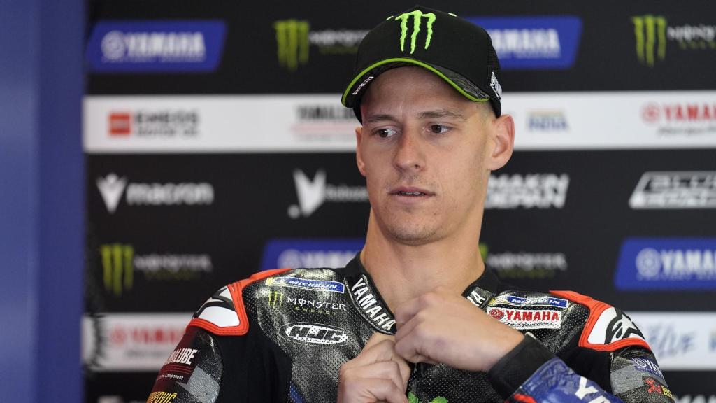 Fabio Quartararo se prepara para salir a pista, en el circuito de Silverstone.