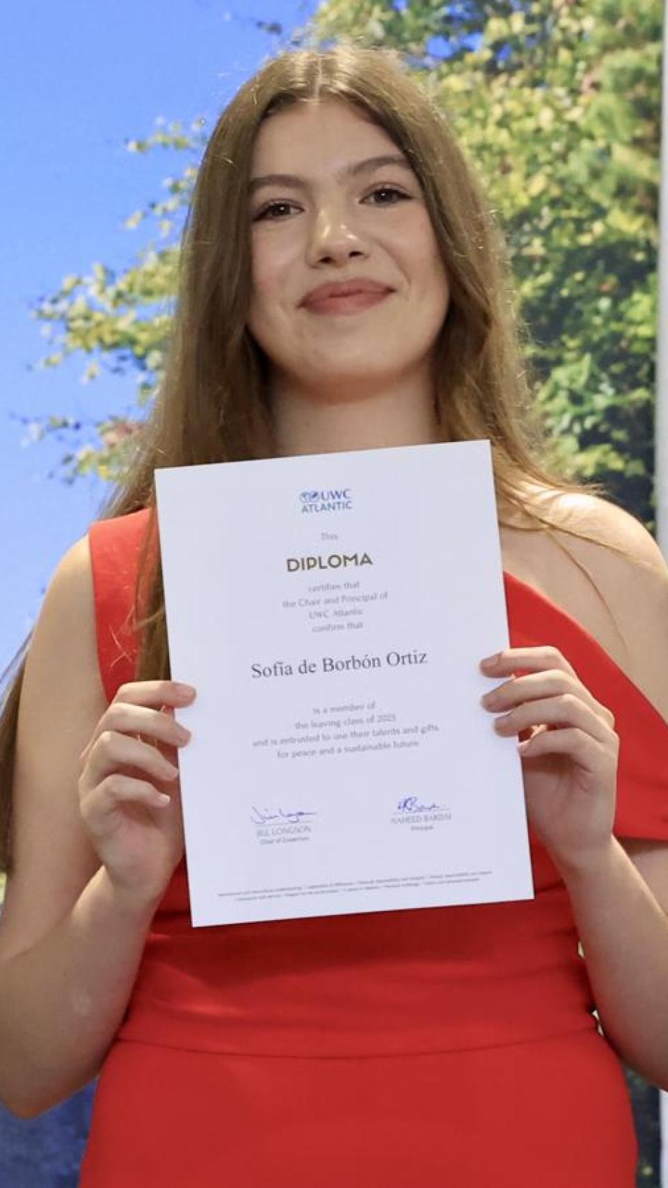 La hija menor de los Reyes, con su diploma del UWC Atlantic College.