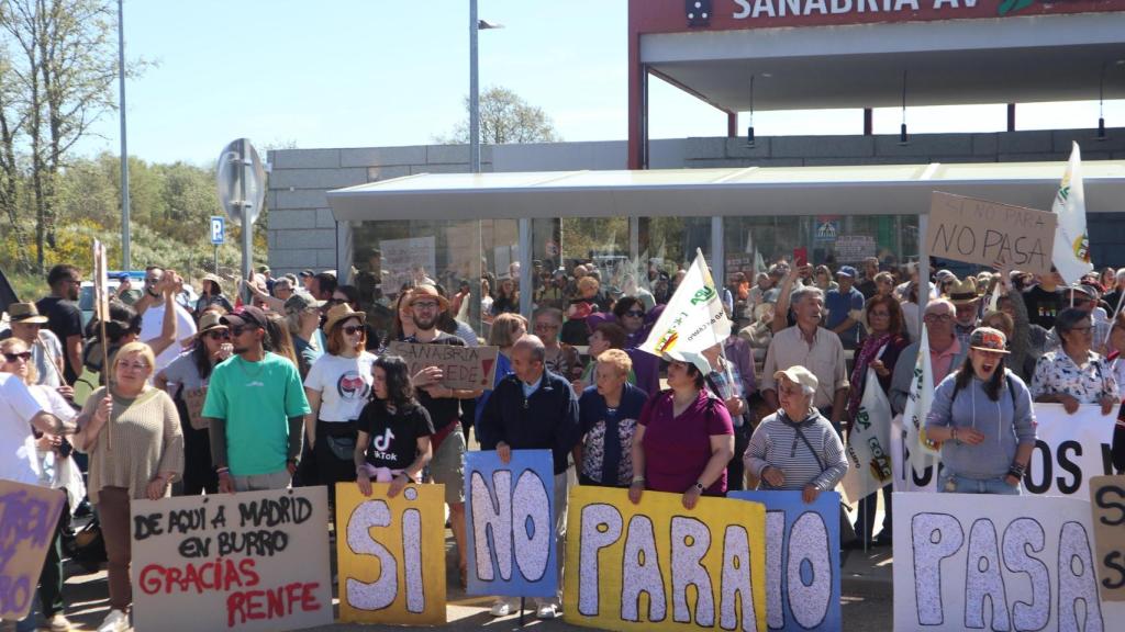 Concentración convocada por la Alianza UPA-COAG para protestar por la supresión de paradas del AVE en Sanabria.