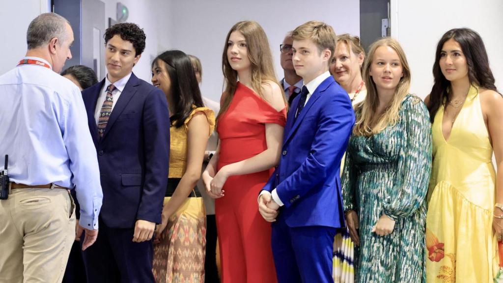 La infanta Sofía, con sus compañeros de Bachillerato Internacional en el día de su graduación en el UWC Atlantic College.