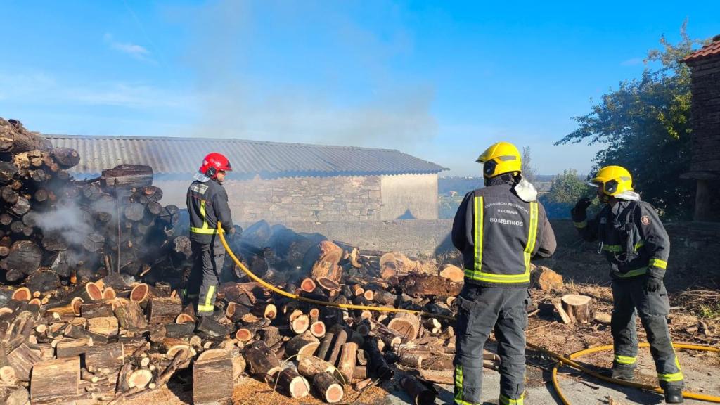 Tareas de extinción del incendio.