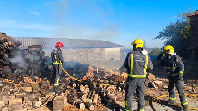 Tareas de extinción del incendio.