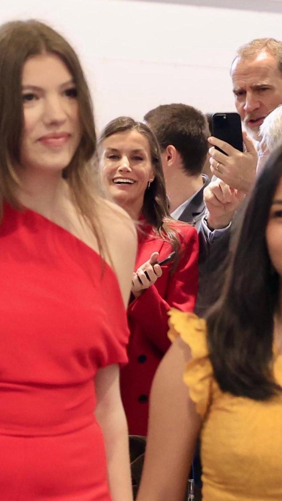 El Rey Felipe VI, acompañado de Letizia, hace fotos de la infanta Sofía el día de su graduación en el internado de Gales.