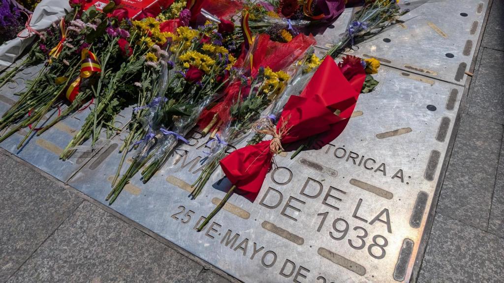 La instalación que recuerda a las víctimas del bombardeo en Alicante este sábado.