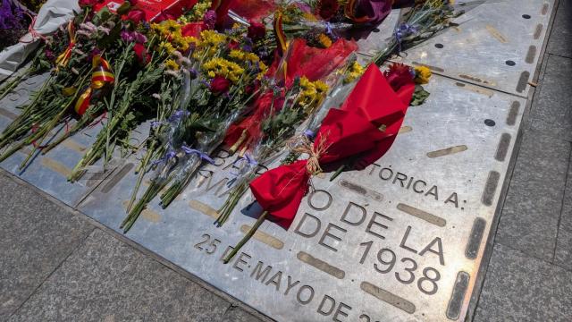 La instalación que recuerda a las víctimas del bombardeo en Alicante este sábado.