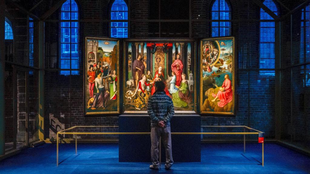 'Tríptico de Juan Bautista y Juan Evangelista' (1479) de Hans Memling, en el Museo del Hospital de San Juan, en Brujas. Foto: Visit Bruges / Jan Darthet