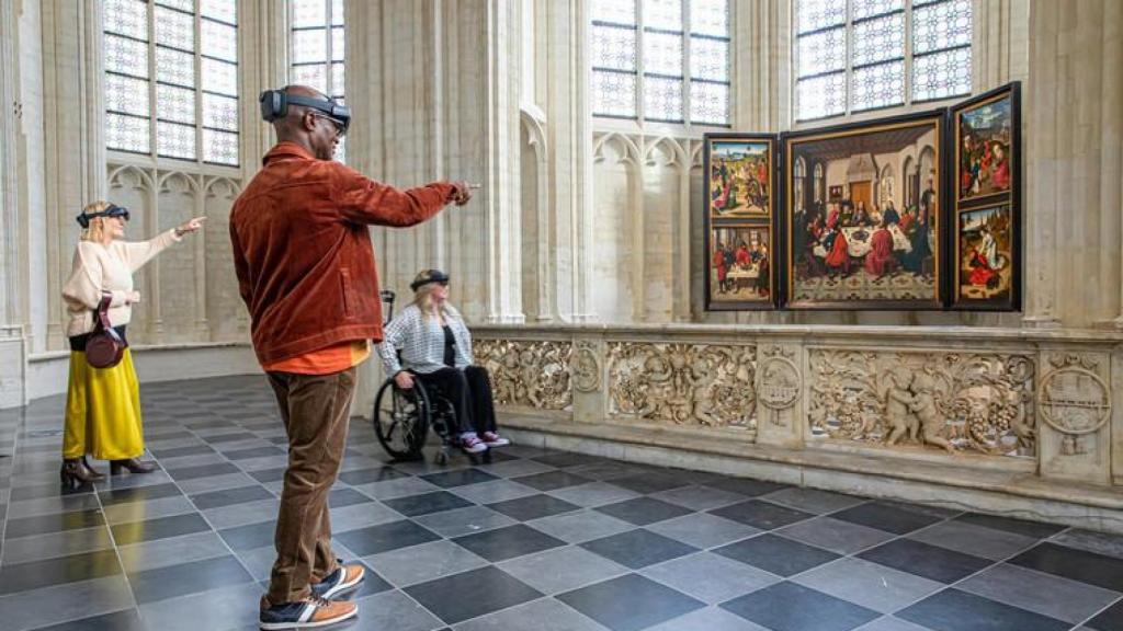 Visitantes en la Iglesia de San Pedro, del siglo XV, en Lovaina. Foto: DoorDries