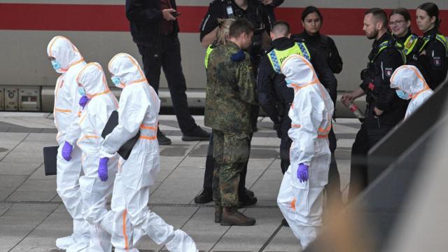 Agentes de policía y expertos forenses en el escenario donde atacó la mujer este viernes, en Hamburgo.