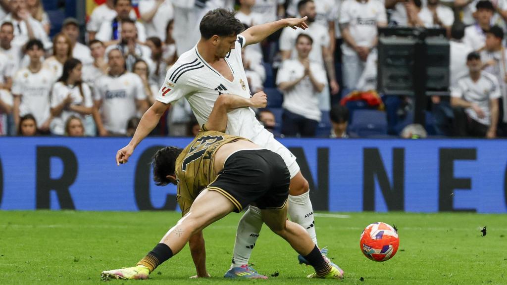 Brahim, agarrado por Aramburu en el partido.
