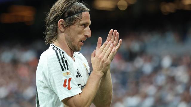 Luka Modric aplaude a su afición.