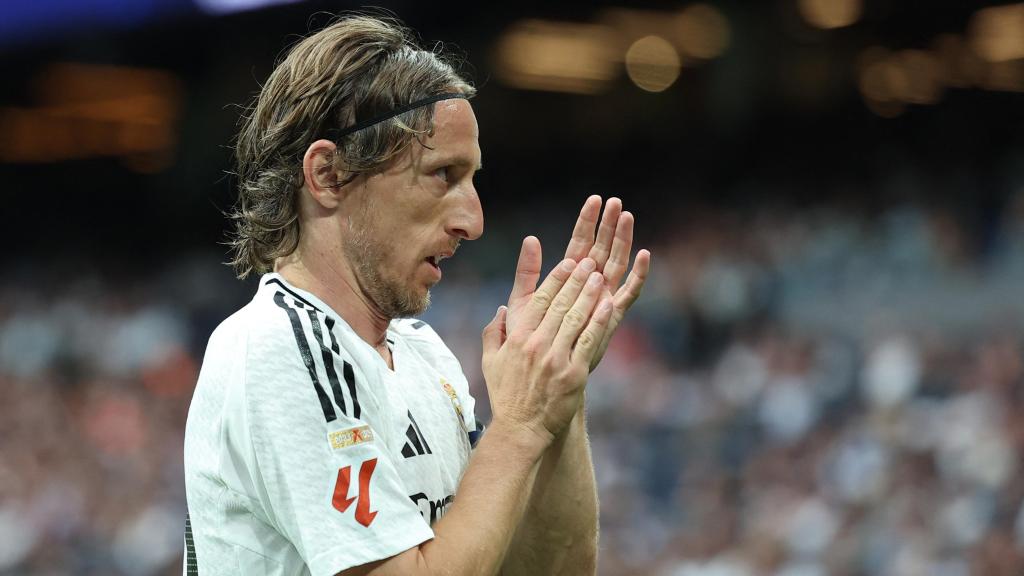 Luka Modric aplaude a su afición.
