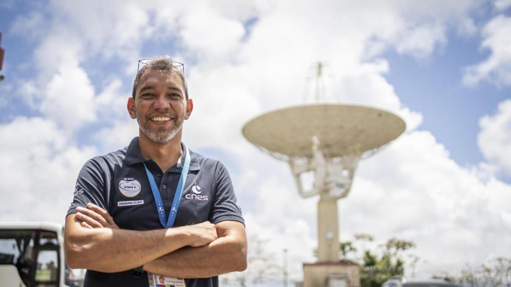 Cleberson Miranda, launch range manager del CNES, con una antena de Galliot al fondo