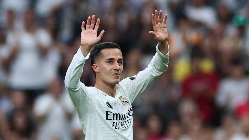 Lucas Vázquez se despide de la afición del Real Madrid en el Santiago Bernabéu.