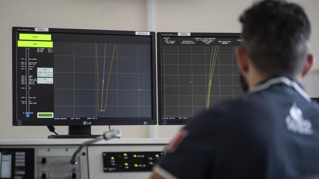 Rodrigo Ávila frente a las pantallas de monitorización de la trayectoria del cohete