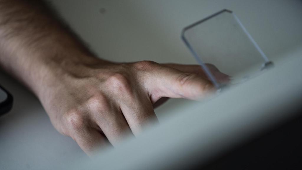 Rodrigo Ávila apretando el botón rojo en la sala de simulación