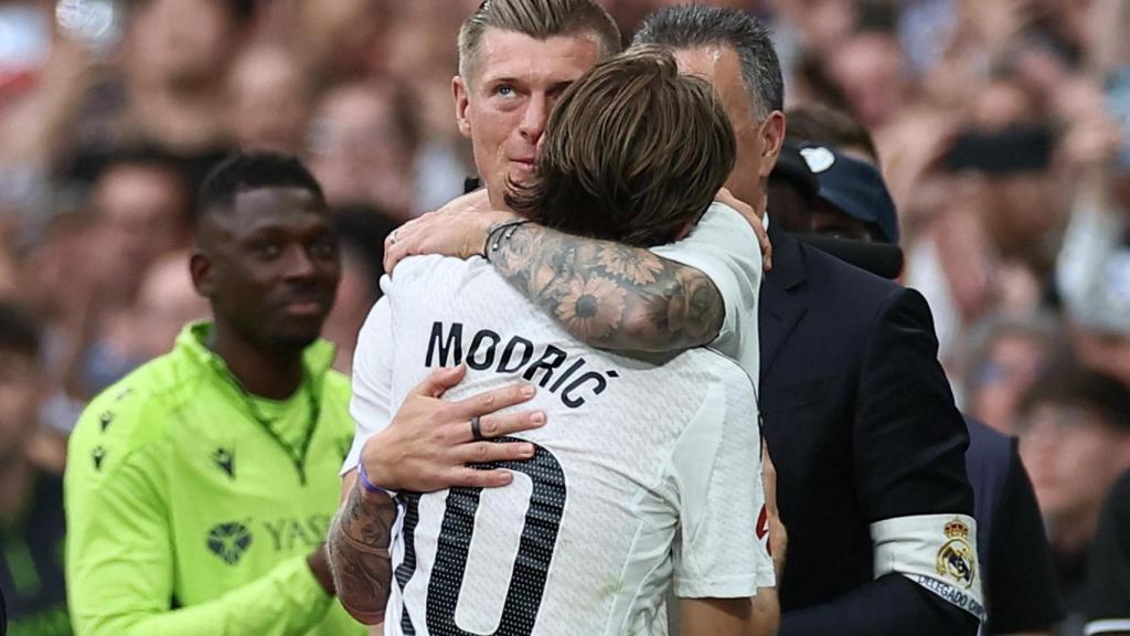Modric recibe el abrazo de Kroos en su despedida del Bernabéu