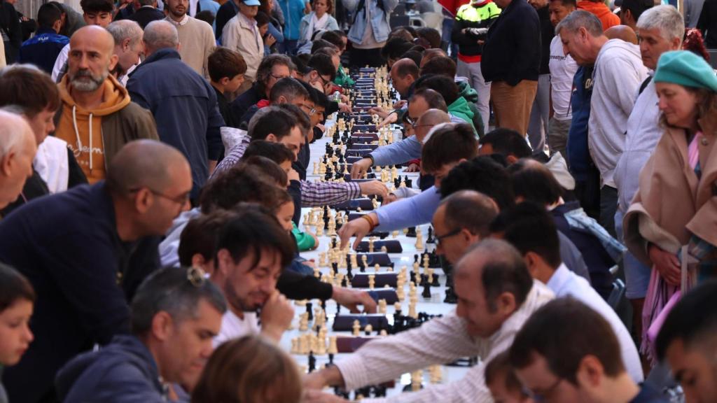 Torneo de ajedrez al aire libre en Zaragoza.