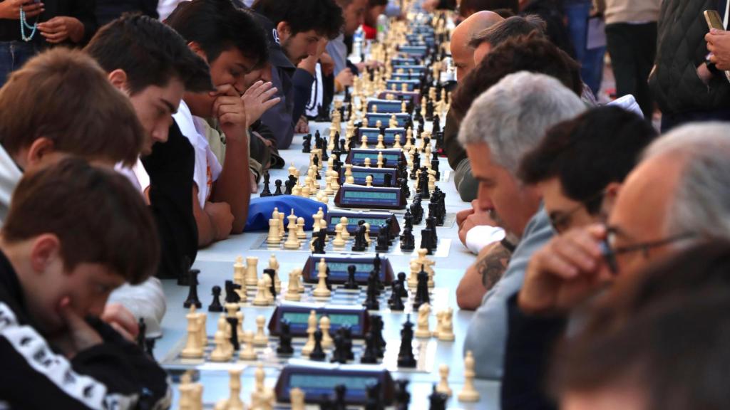 Participantes concentrados en el tablero.