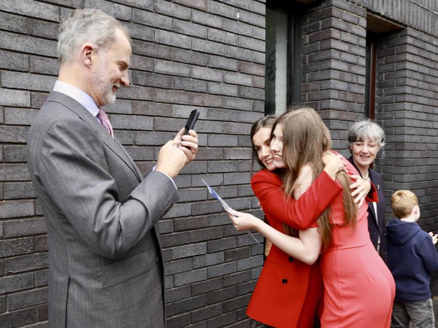 Felipe VI fotografía con su teléfono móvil a la infanta Sofía y a la Reina Letizia el día de la graduación de la joven.