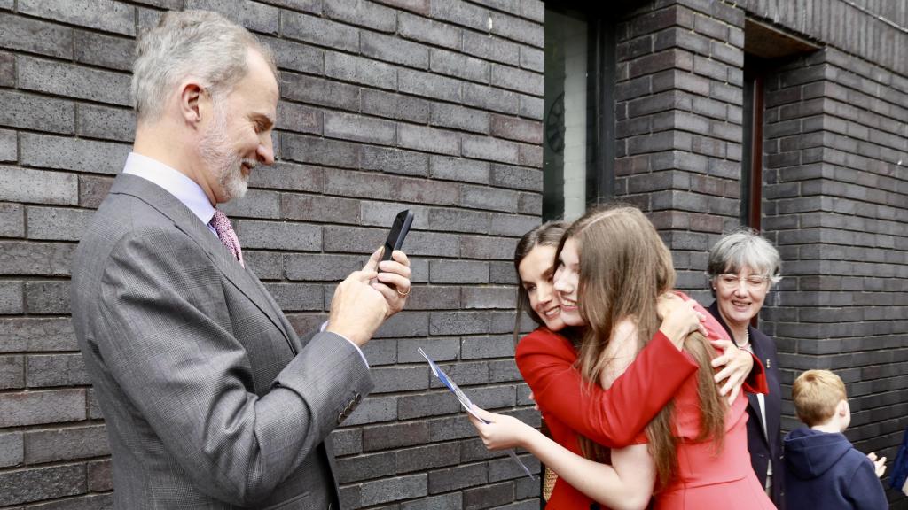 Felipe VI fotografía con su teléfono móvil a la infanta Sofía y a la Reina Letizia el día de la graduación de la joven.