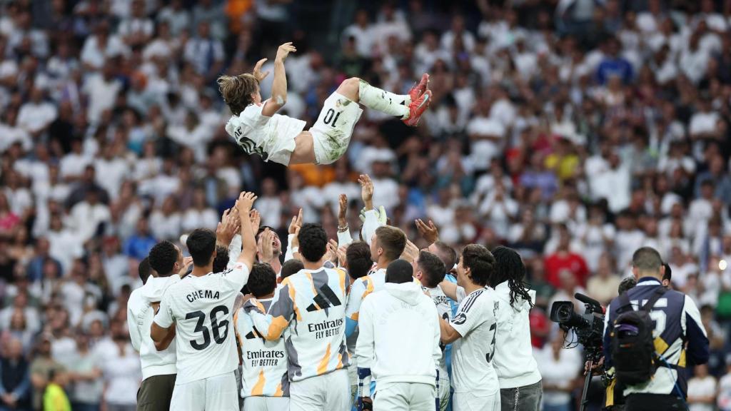 Luka Modric, manteado por sus compañeros.