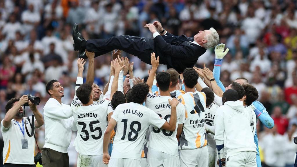 Los jugadores del Real Madrid mantean a Carlo Ancelotti.