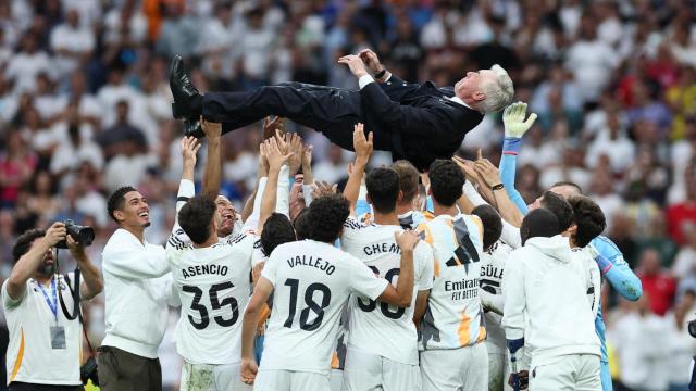 Los jugadores del Real Madrid mantean a Carlo Ancelotti.