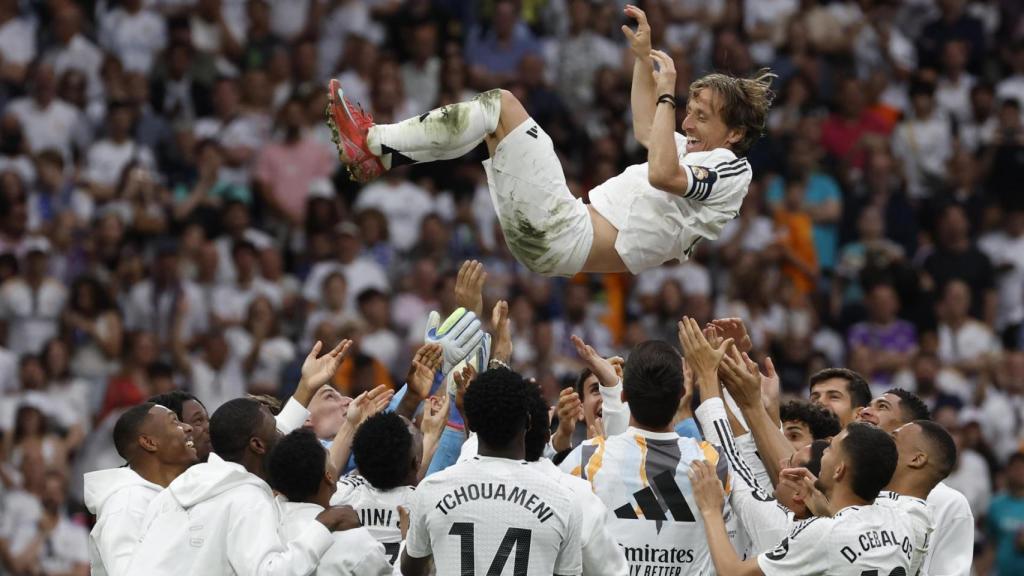 Modric, manteado por sus compañeros del Real Madrid